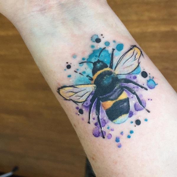 52 Ideas para Tatuajes de Abejas con Significado 27