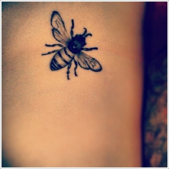 52 Ideas para Tatuajes de Abejas con Significado 28