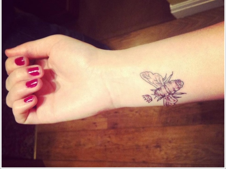 52 Ideas para Tatuajes de Abejas con Significado 33