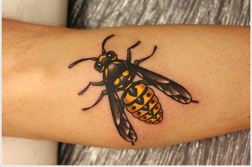 52 Ideas para Tatuajes de Abejas con Significado 39