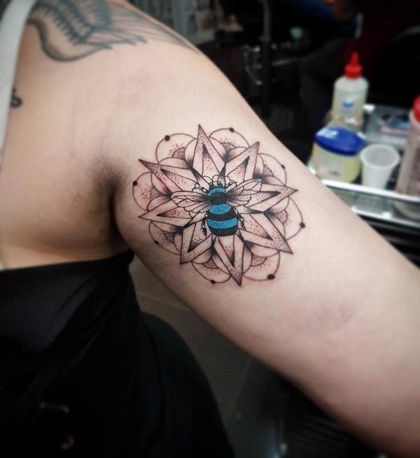 52 Ideas para Tatuajes de Abejas con Significado 47