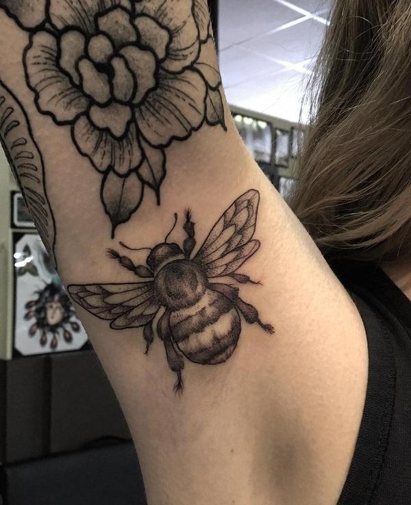 52 Ideas para Tatuajes de Abejas con Significado 40