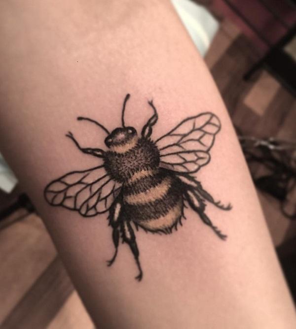 52 Ideas para Tatuajes de Abejas con Significado 41