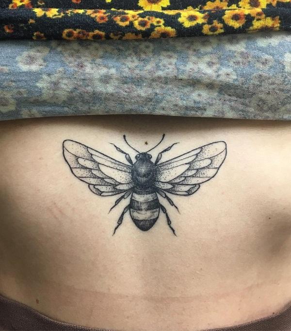 52 Ideas para Tatuajes de Abejas con Significado 42