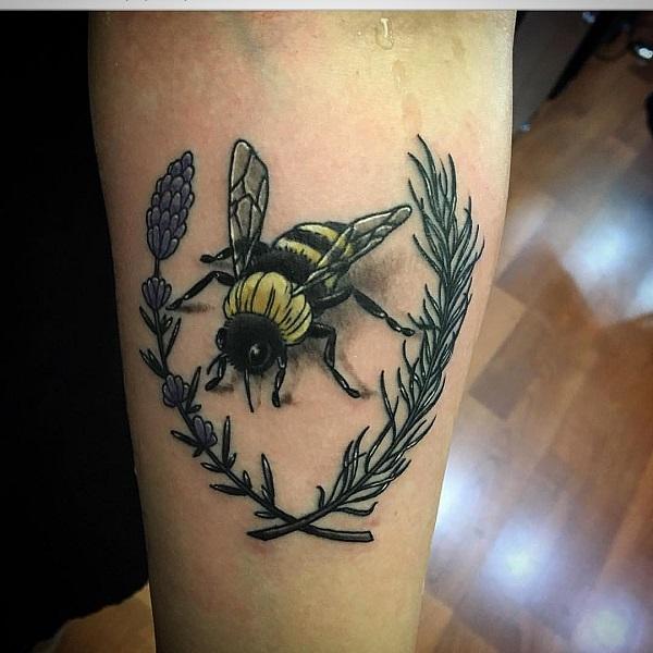 52 Ideas para Tatuajes de Abejas con Significado 43