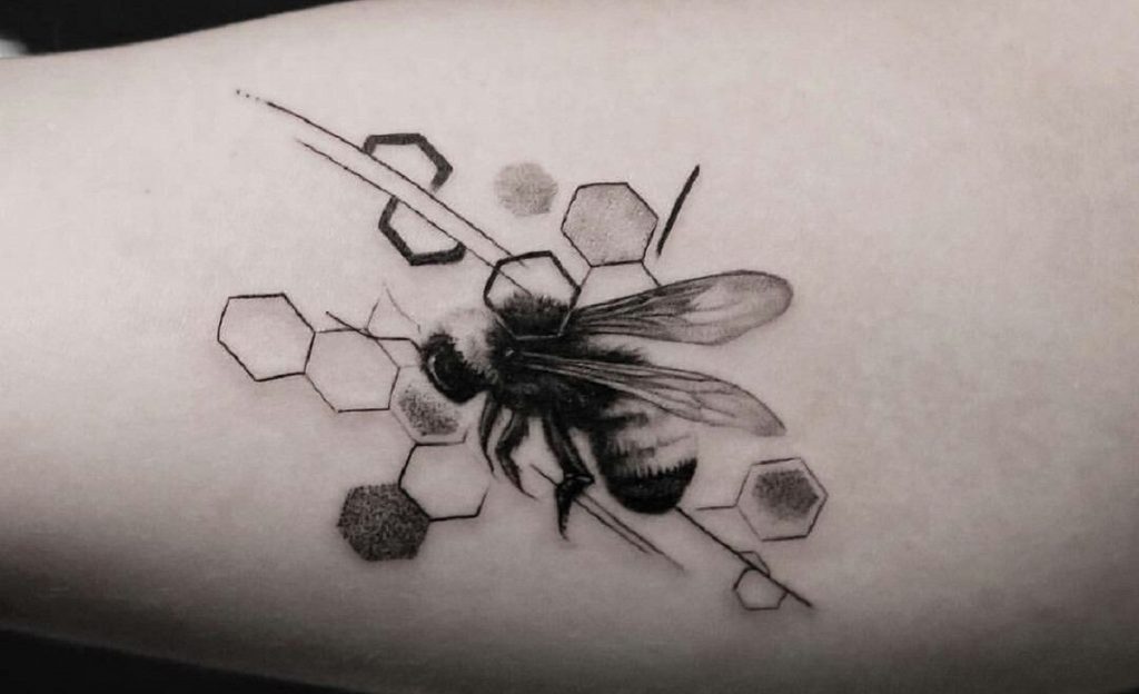 52 Ideas para Tatuajes de Abejas con Significado 1 52 Ideas para Tatuajes de Abejas con Significado 1