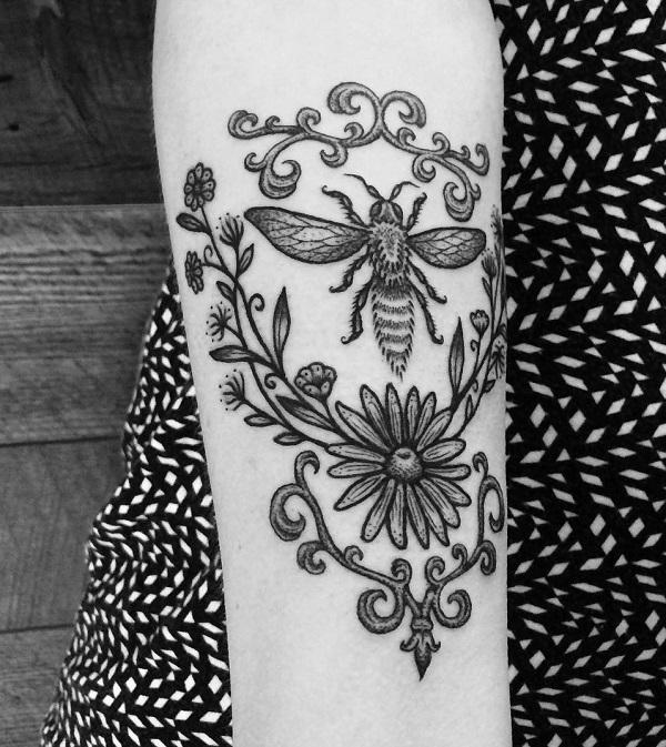 52 Ideas para Tatuajes de Abejas con Significado 21