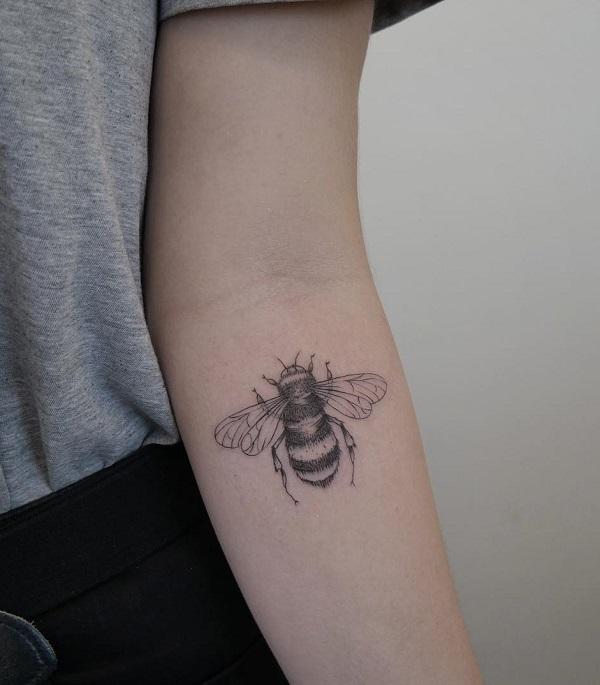 52 Ideas para Tatuajes de Abejas con Significado 21