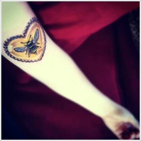 52 Ideas para Tatuajes de Abejas con Significado 22