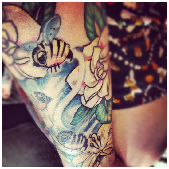 52 Ideas para Tatuajes de Abejas con Significado 24