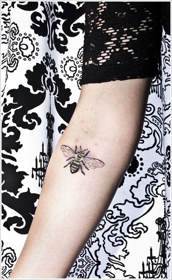 52 Ideas para Tatuajes de Abejas con Significado 25