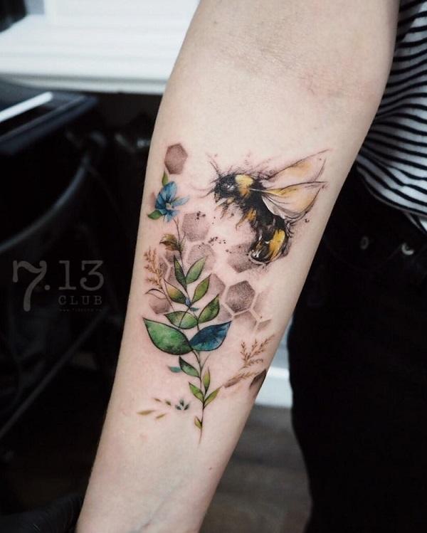 52 Ideas para Tatuajes de Abejas con Significado 26