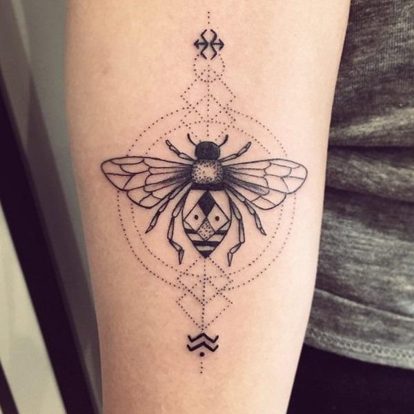 52 Ideas para Tatuajes de Abejas con Significado 1
