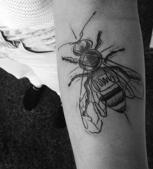 52 Ideas para Tatuajes de Abejas con Significado 12