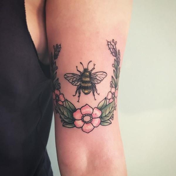 52 Ideas para Tatuajes de Abejas con Significado 13