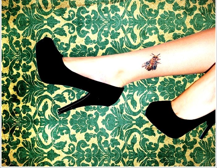 52 Ideas para Tatuajes de Abejas con Significado 16