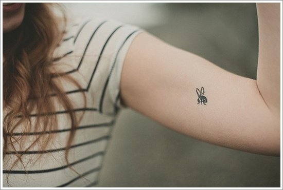 52 Ideas para Tatuajes de Abejas con Significado 18