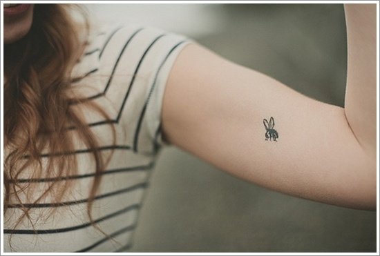 52 Ideas para Tatuajes de Abejas con Significado 17