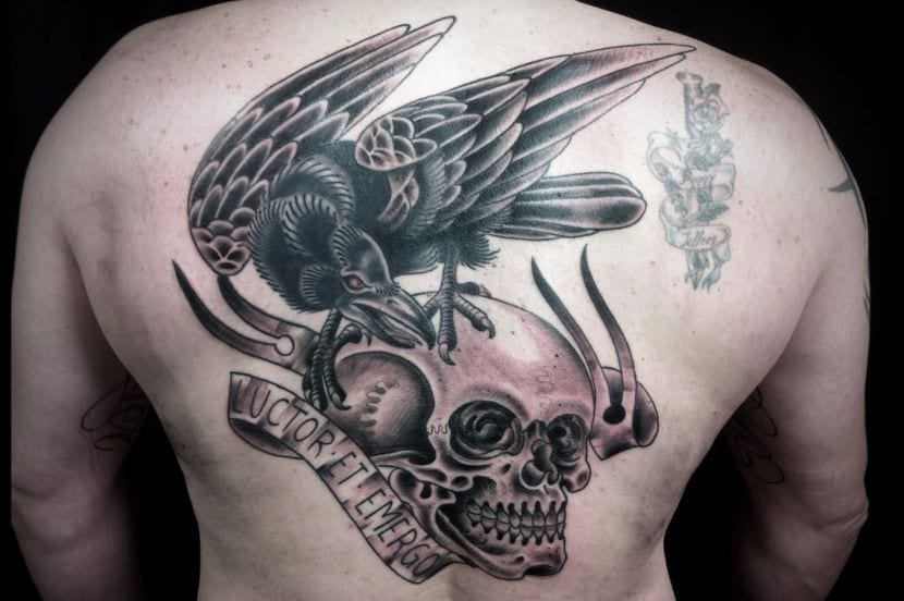 69 Ideas para Tatuajes de Cuervos (+ Significados) 26