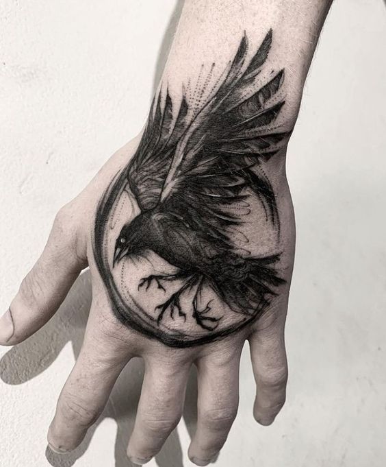 69 Ideas para Tatuajes de Cuervos (+ Significados) 10