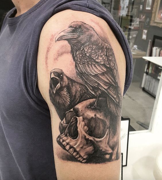 69 Ideas para Tatuajes de Cuervos (+ Significados) 30