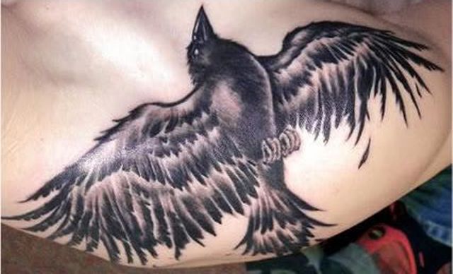 69 Ideas para Tatuajes de Cuervos (+ Significados) 42
