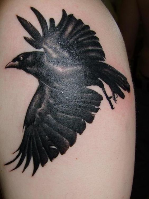 69 Ideas para Tatuajes de Cuervos (+ Significados) 43