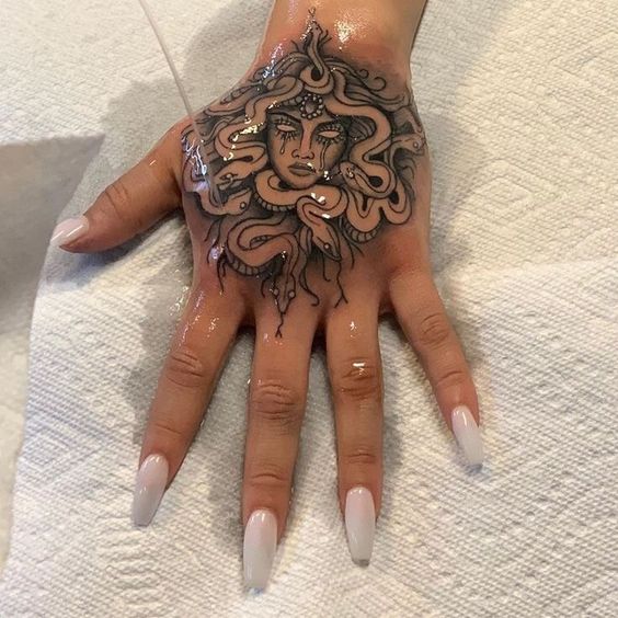 Tatuajes de Medusas: Diseños Únicos y Significados 53