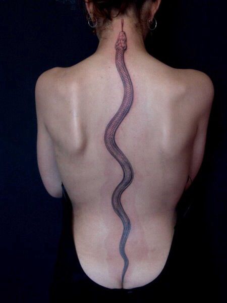 101 Ideas de Tatuajes de Serpientes y sus Significados 38