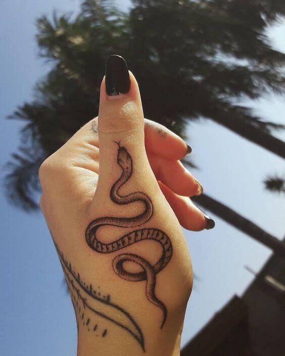 101 Ideas de Tatuajes de Serpientes y sus Significados 2