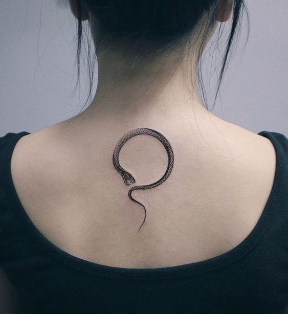 101 Ideas de Tatuajes de Serpientes y sus Significados 11