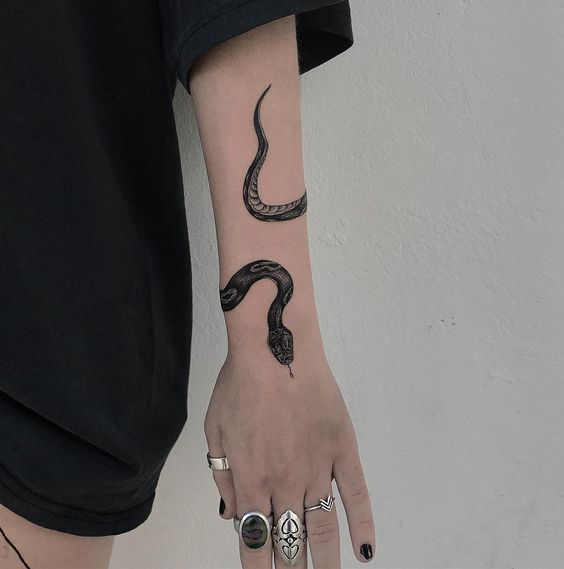101 Ideas de Tatuajes de Serpientes y sus Significados 13