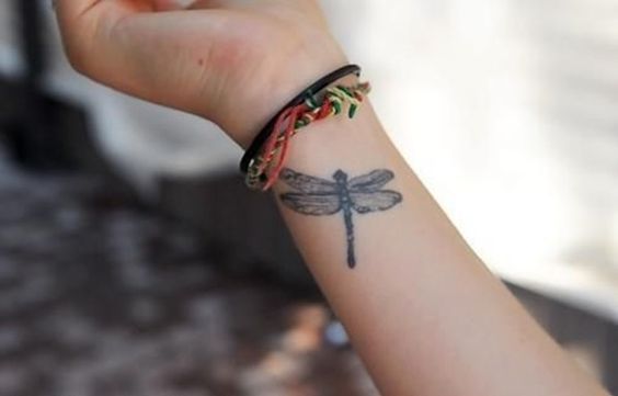 68 Tatuajes de Libélulas con sus Significados 29