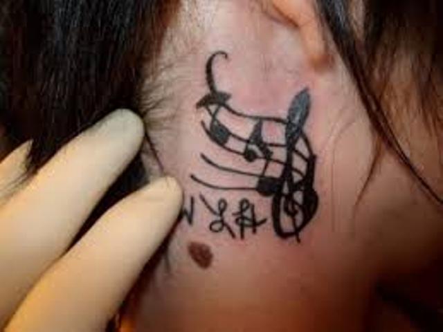 Tatuajes de Notas Musicales e Instrumentos 13