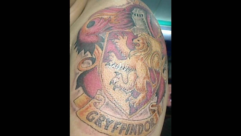 9 3/4 Ideas para Tatuajes de Harry Potter que todos los fans quieren 42