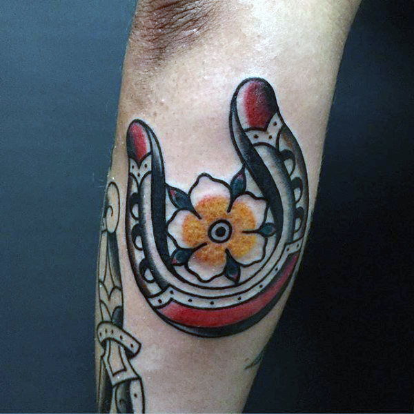 78 Ideas para Tatuajes de Herraduras (+Significado) 71 78 Ideas para Tatuajes de Herraduras (+Significado) 71