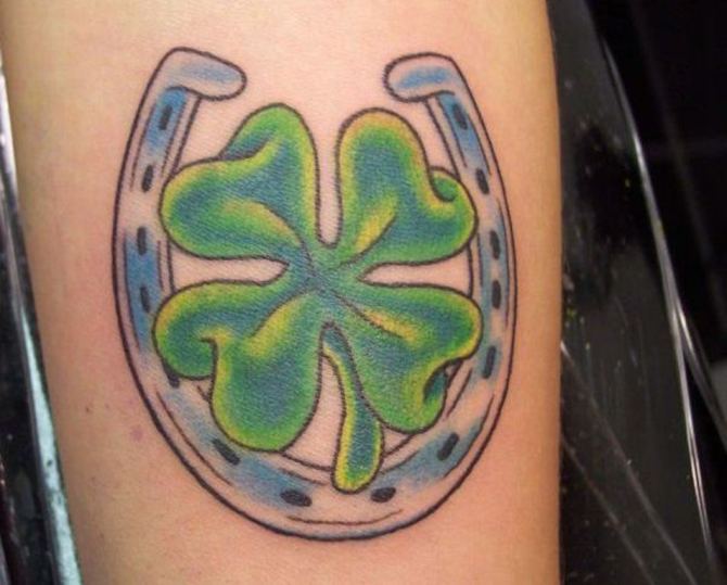 78 Ideas para Tatuajes de Herraduras (+Significado) 12 78 Ideas para Tatuajes de Herraduras (+Significado) 12