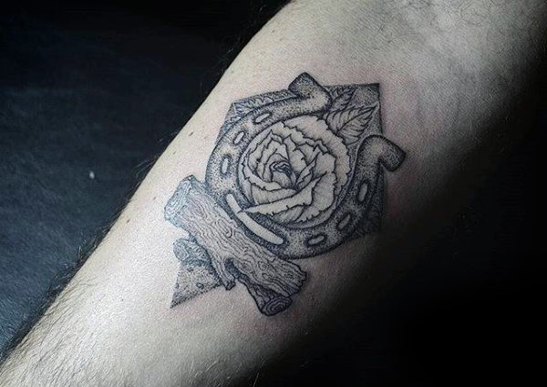 78 Ideas para Tatuajes de Herraduras (+Significado) 14 78 Ideas para Tatuajes de Herraduras (+Significado) 14