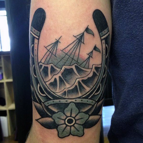 78 Ideas para Tatuajes de Herraduras (+Significado) 17 78 Ideas para Tatuajes de Herraduras (+Significado) 17