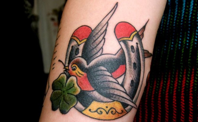 78 Ideas para Tatuajes de Herraduras (+Significado) 2 78 Ideas para Tatuajes de Herraduras (+Significado) 2