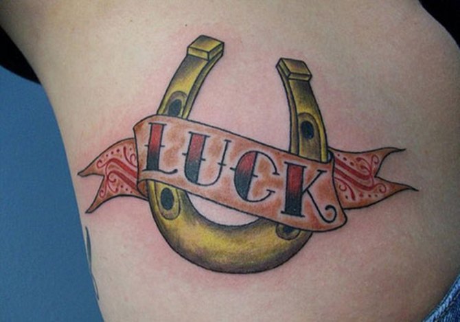 78 Ideas para Tatuajes de Herraduras (+Significado) 3 78 Ideas para Tatuajes de Herraduras (+Significado) 3