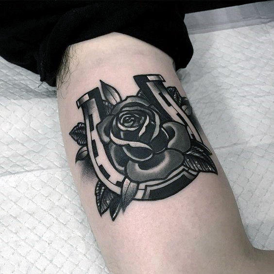 78 Ideas para Tatuajes de Herraduras (+Significado) 6 78 Ideas para Tatuajes de Herraduras (+Significado) 6