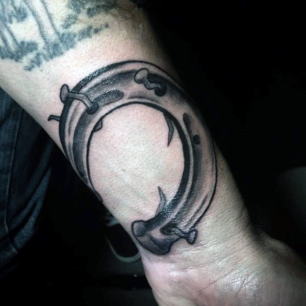 78 Ideas para Tatuajes de Herraduras (+Significado) 53 78 Ideas para Tatuajes de Herraduras (+Significado) 53