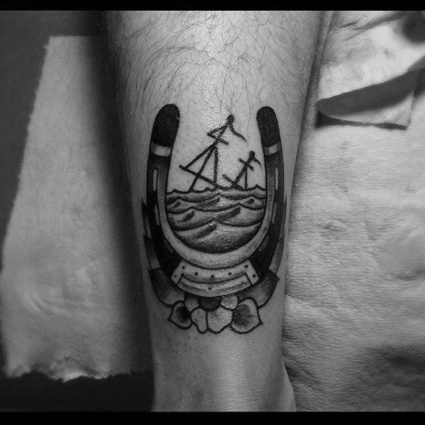 78 Ideas para Tatuajes de Herraduras (+Significado) 33 78 Ideas para Tatuajes de Herraduras (+Significado) 33