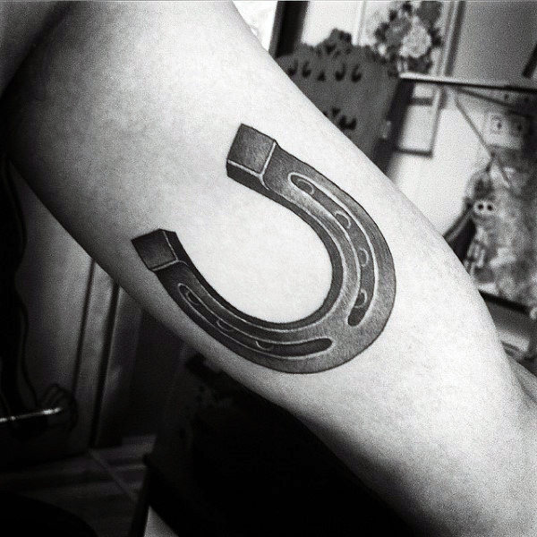 78 Ideas para Tatuajes de Herraduras (+Significado) 35 78 Ideas para Tatuajes de Herraduras (+Significado) 35