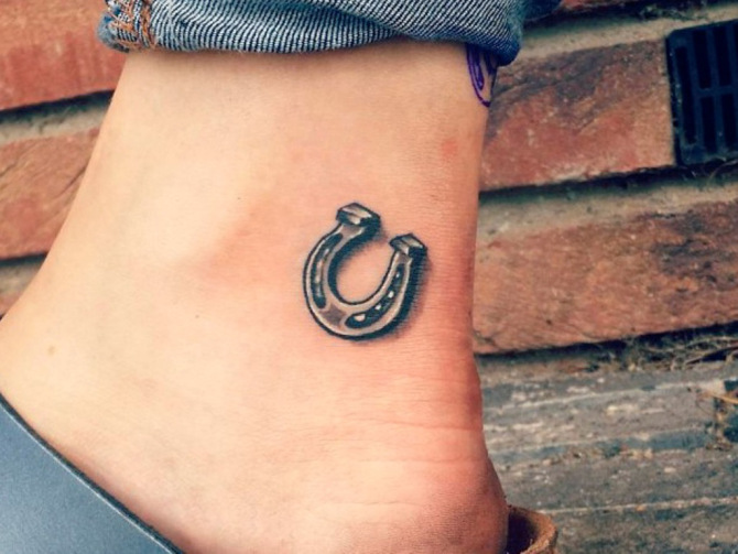 78 Ideas para Tatuajes de Herraduras (+Significado) 24 78 Ideas para Tatuajes de Herraduras (+Significado) 24