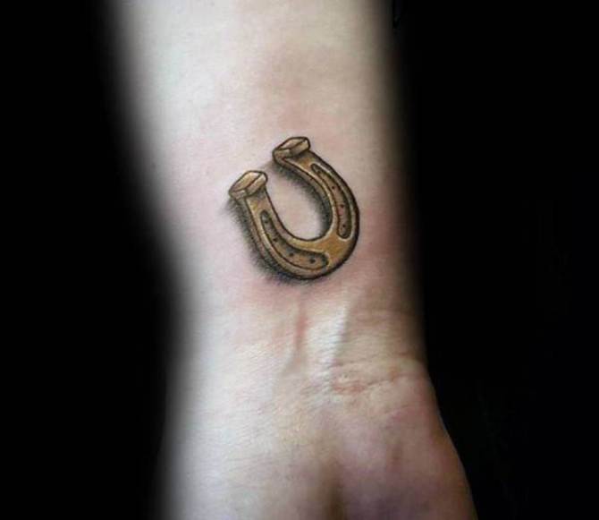 78 Ideas para Tatuajes de Herraduras (+Significado) 43 78 Ideas para Tatuajes de Herraduras (+Significado) 43
