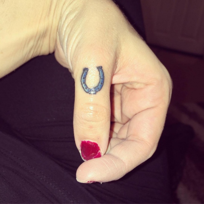 78 Ideas para Tatuajes de Herraduras (+Significado) 44 78 Ideas para Tatuajes de Herraduras (+Significado) 44