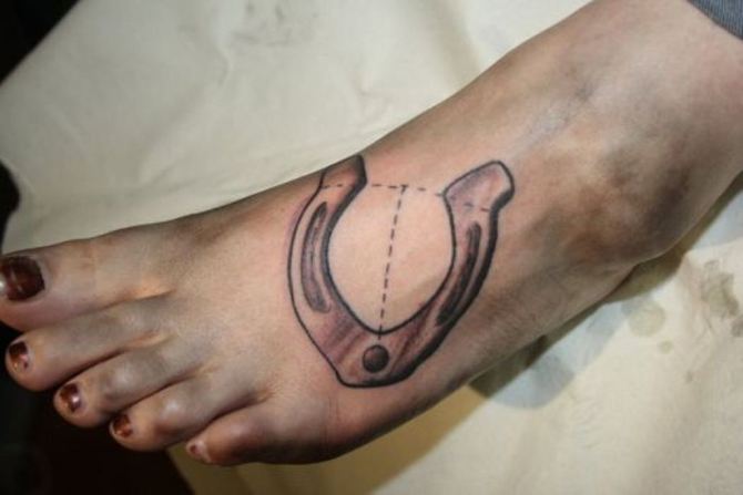 78 Ideas para Tatuajes de Herraduras (+Significado) 57 78 Ideas para Tatuajes de Herraduras (+Significado) 57