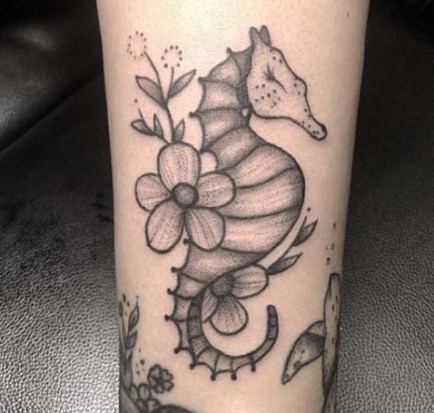 69 Ideas para Tatuajes de Caballitos de mar (+ Significado) 35